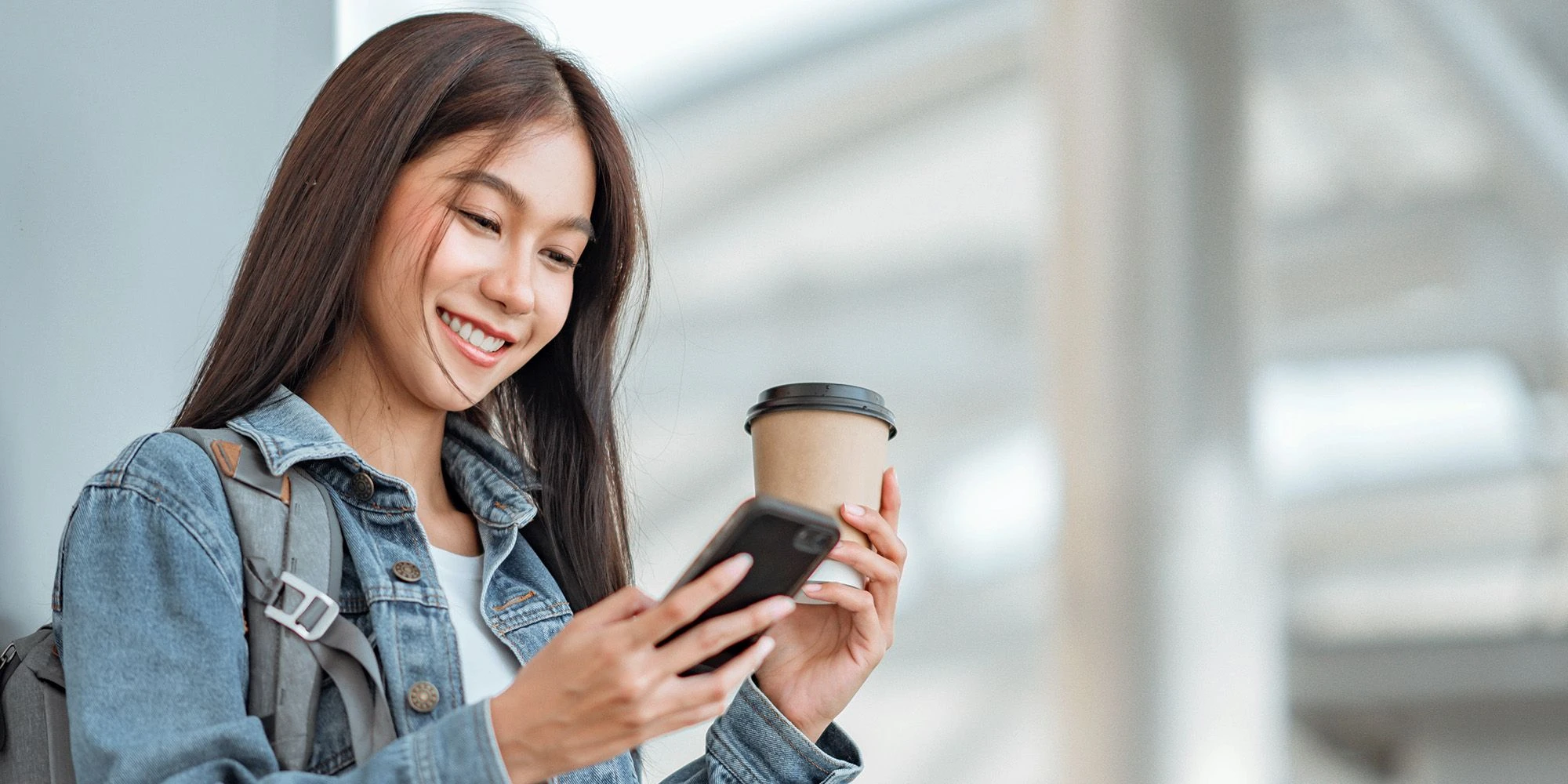 透過30分鐘網上課程 Speak+，24小時隨時隨地進行，無論多忙都能學習。